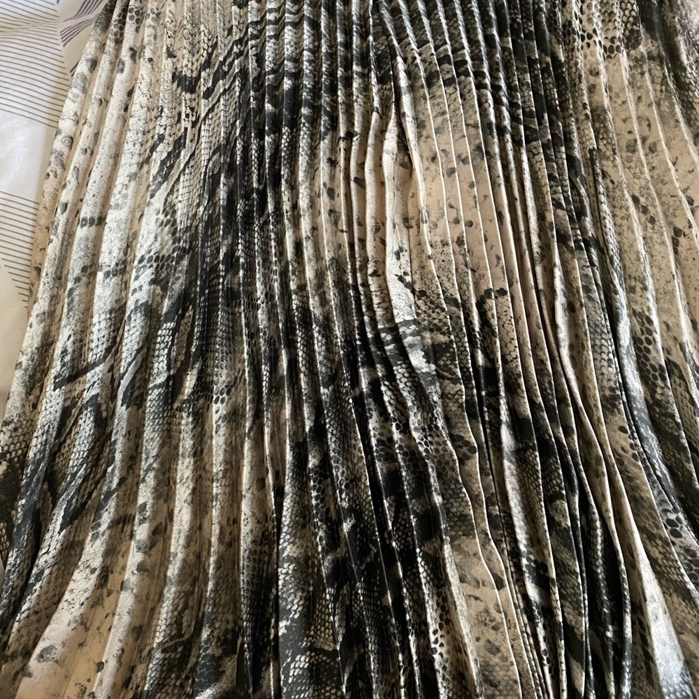 Wandering snakeskin midi skirt size 36 xxs - Picture 9 of 13
